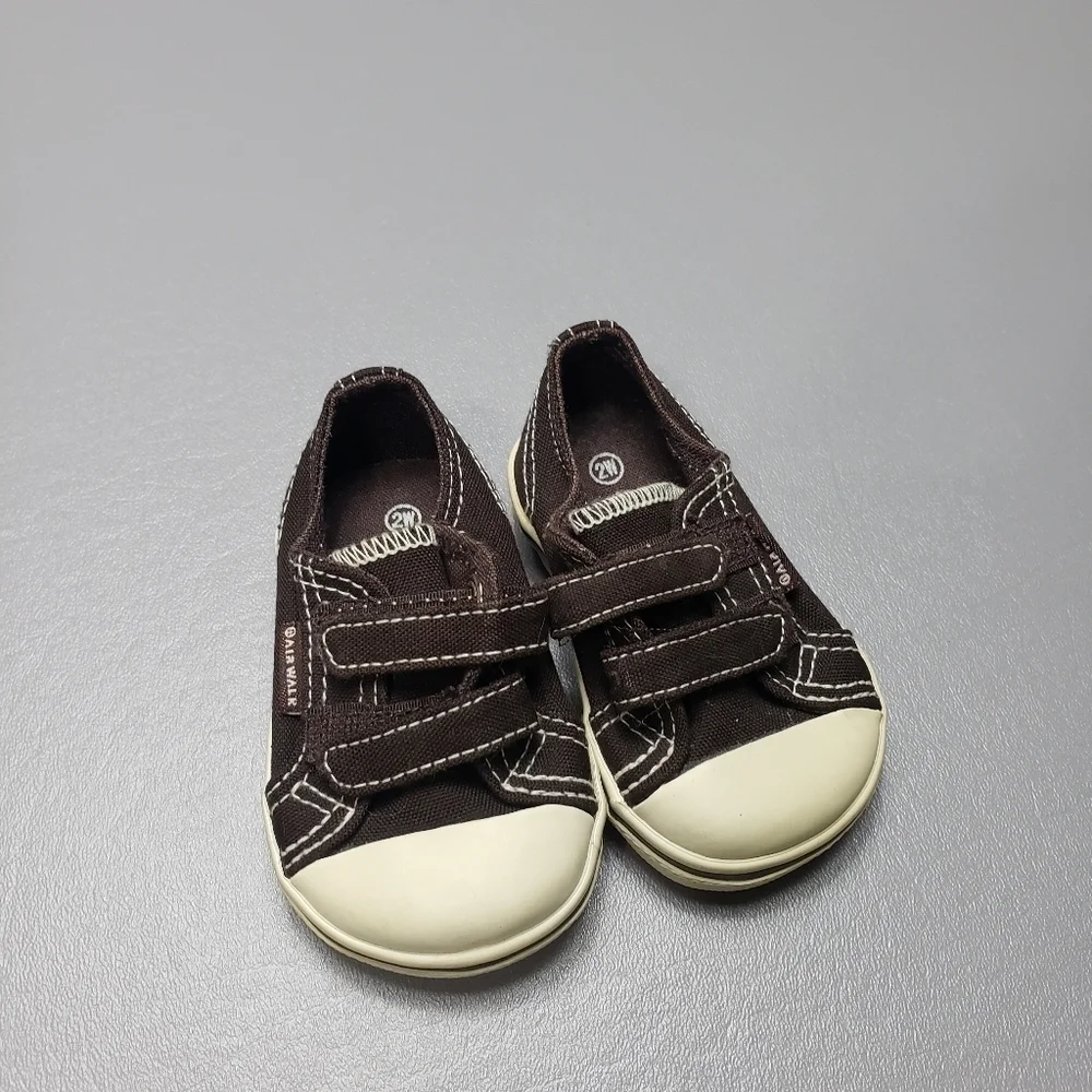 babys airwalk brown shoes size 2W
